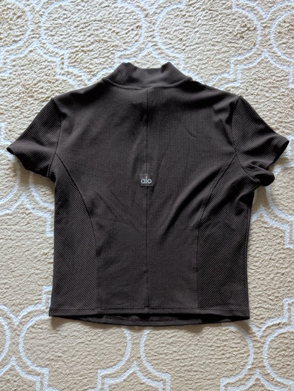 ALO Wellness Rib Mock Neck Polished Short Sleeve Espresso NWT - Picture 3 of 6